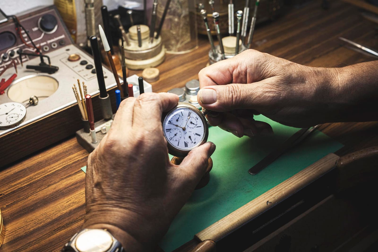 Cristallo acrilico di un orologio da abito durante la lucidatura al banco